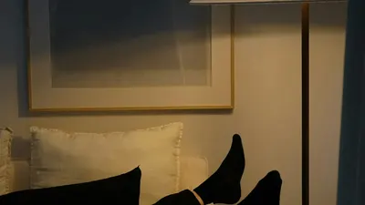 家裡覺得暗，先看瓦數還是燈的配置？