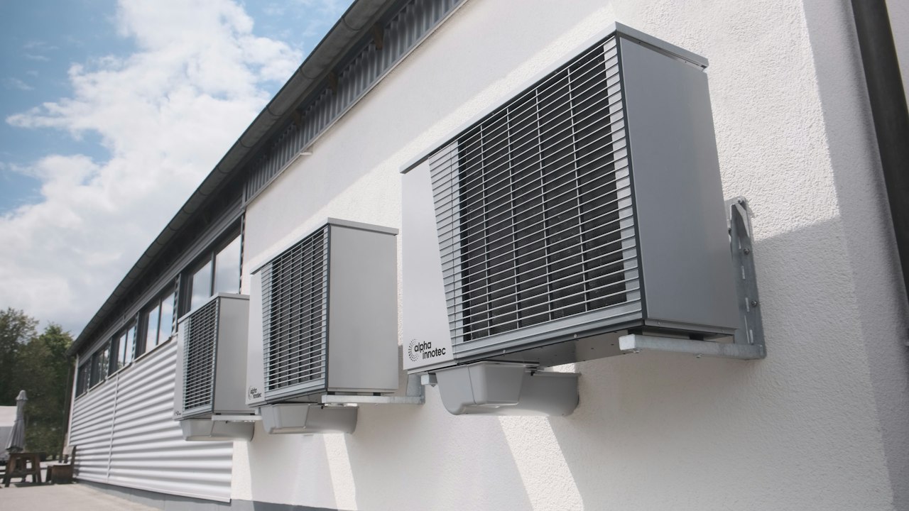 冷氣室外機裝在哪比較好？散熱、排水與噪音的位置判斷