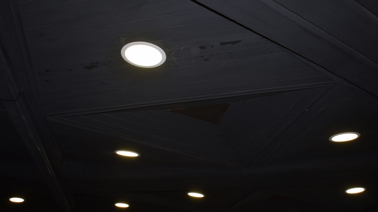 小坪數要不要做天花板？高度、管線與預算的取捨